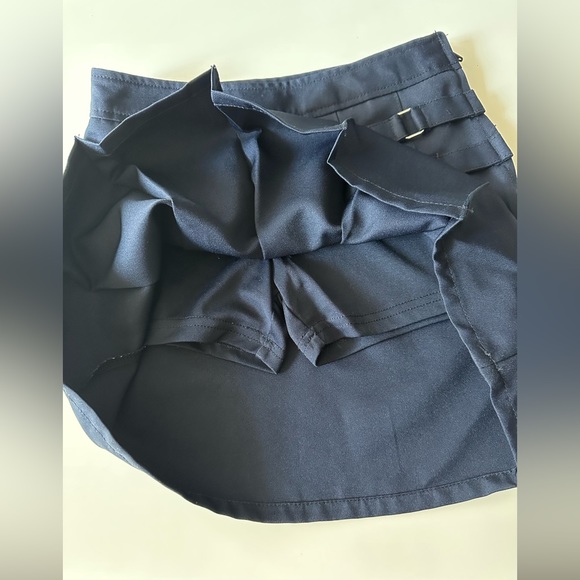 Navy pleated skirt with built-in shorts - Picture 2 of 3